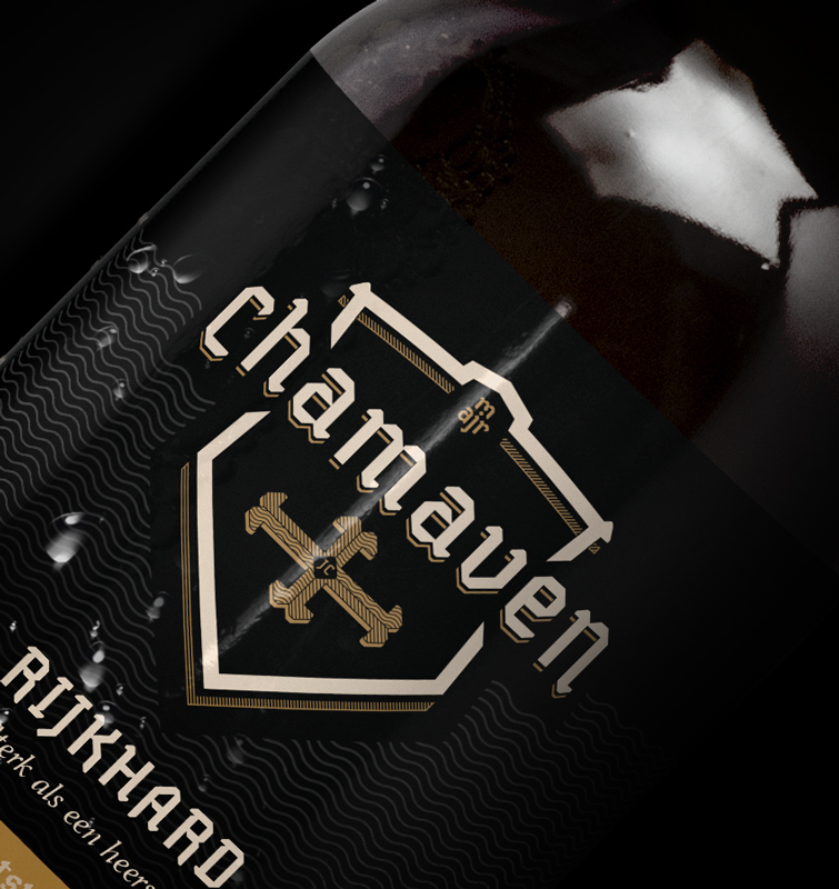 Flesje Chamaven Rijkhard bier ingezoomd op het logo met het ankerkruis