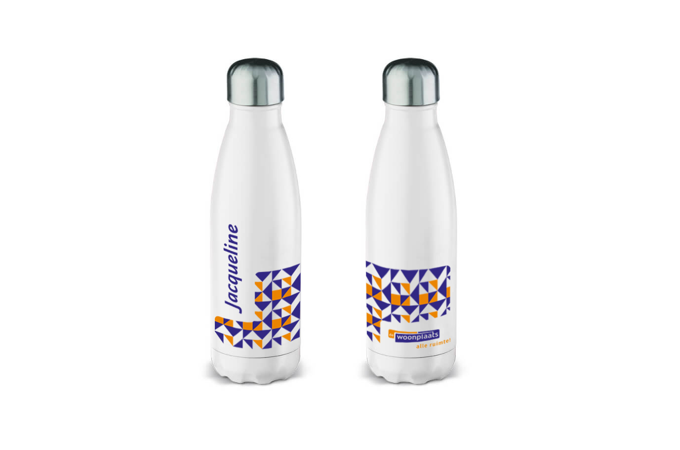 Twee witte drinkflessen met paarse en oranje elementen uit het logo van De Woonplaats, op één fles staat de naam Jacqueline