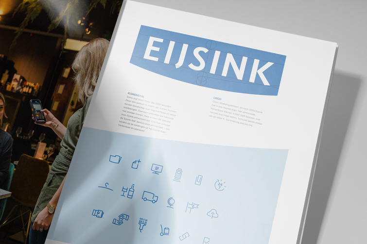 Opengeslagen huisstijl handboek met het logo van Eijsink en tekst