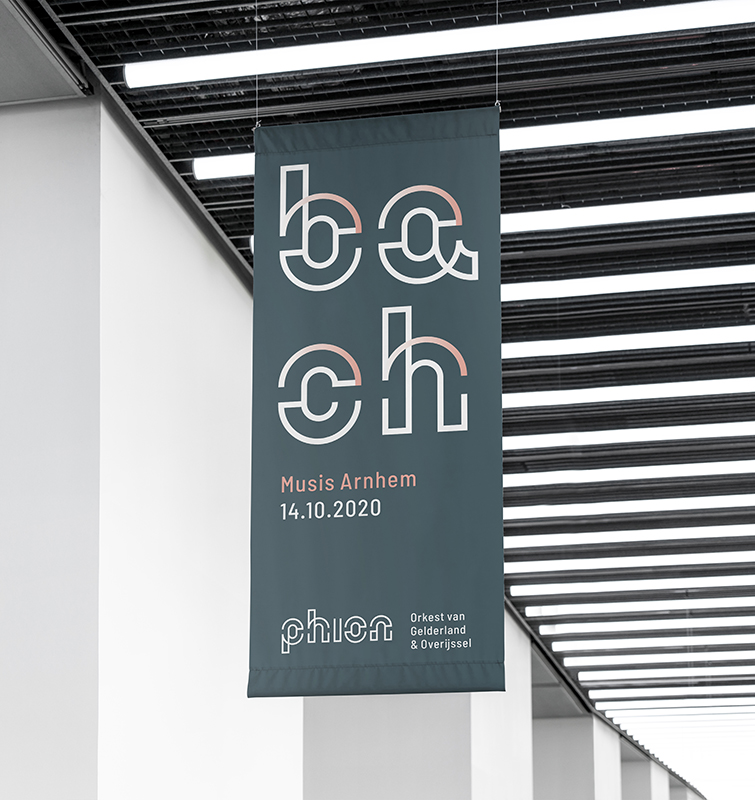 Hangende banner over een evenement van Phion in een lichte ruimte