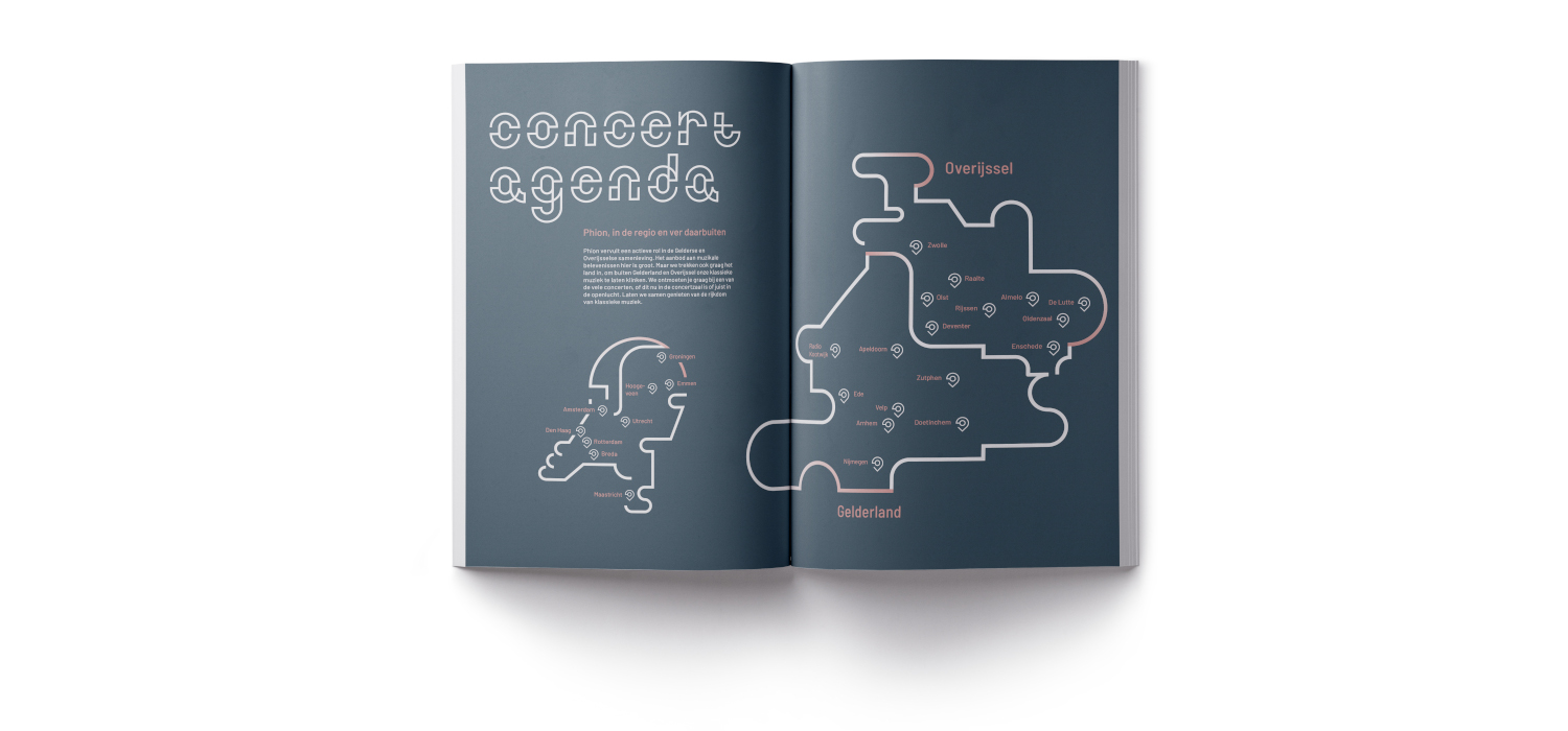 Opengevouwen boekje met de kaart van Nederland en de kaart van Gelderland/Overijssel met de plaatsen waar ze spelen