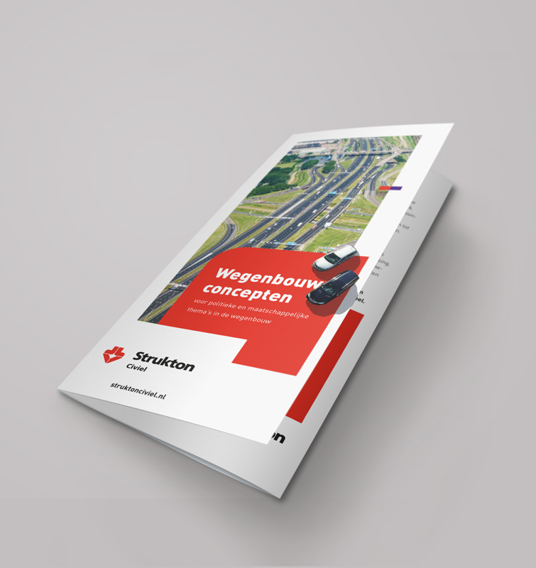 Dichtgevouwen flyer van Strukton over wegenbouw concepten met een afbeelding van vier snelwegen