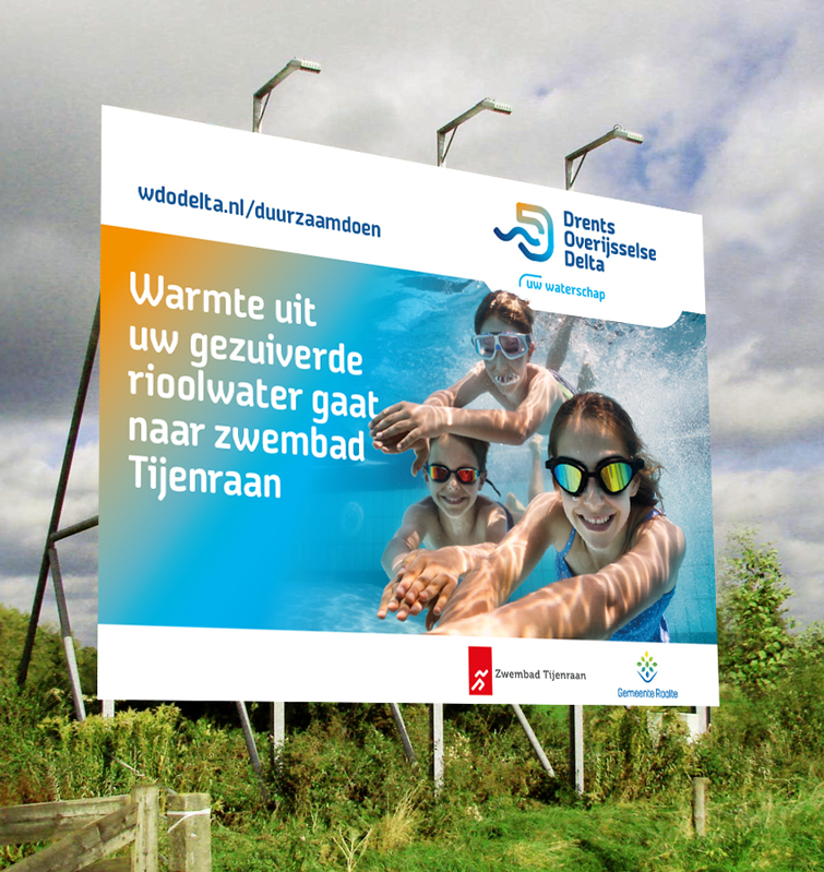 Reclamebord met drie zwemmende kinderen met de tekst 'warmte uit uw gezuiverde rioolwater gaat naar zwembad Tijenraan'