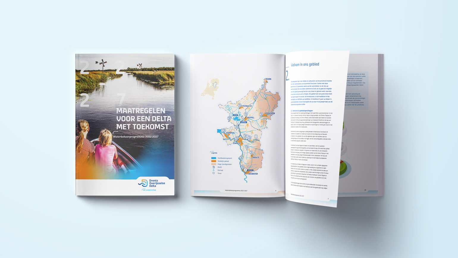 Boek over het waterbeheerprogramma van het Drents Overijsselse Delta en een opengevouwen boek met de kaart van het waterschap